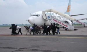 LATIHAN PENANGANAN BAHAN PELEDAK DAN SANDERA DI PESAWAT PENUMPANGKomando Pasukan Katak menggela
