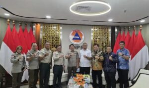 Bupati-Aceh-Tengah-Haili-Yoga-dan-Bupati-Aceh-Tamiang-Armia-Fahmi-berfoto-bersama-Kepala-BNPB