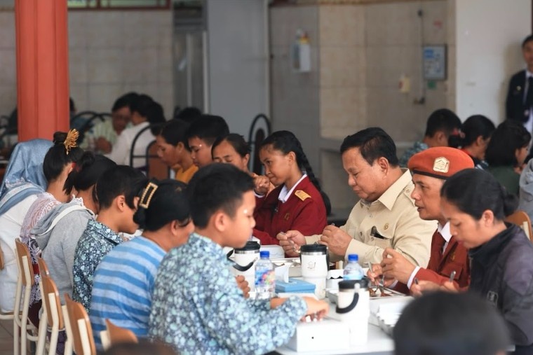 Prabowo Heartily Enjoys Free Nutritious Meal with ‘People’s School’ Students in Tabanan