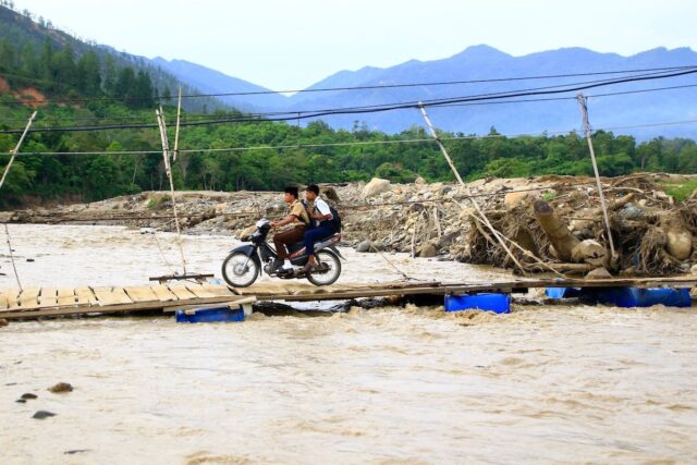 Siswa melewati jembatan perintis