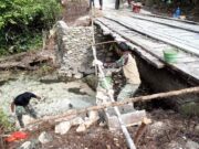 Rehab jembatan capai 50 persen, Satgas TMMD ke-129 Kodim 1807/Sorong Selatan percepat akses dan tingkatkan kesejahteraan warga