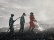 Hari ke-7 Penanganan Kebakaran TPA Jatiwaringin, BNPB : 45 Persen Lahan Terbakar Dipadamkan Personil gabungan berjibaku memadamkan api kebakaran TPA Jatiwaringin