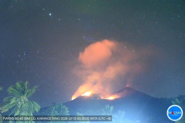gunung api erupsi