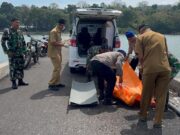 Prajurit TNI AL Evakuasi Jenazah Tanpa Identitas di Perairan Madura