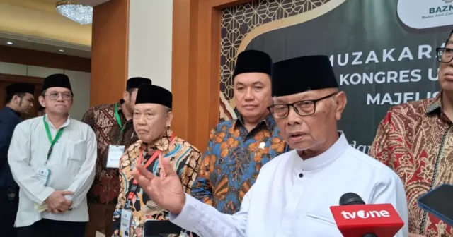 Ketum MUI KH M Anwar Iskandar saat konferensi pers