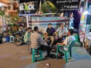 Bhabinkamtibmas Sambangi Warga yang Laksanakan Siskamling di Muara Angke