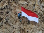 Komunitas Merah Mata Fishing kibarkan merah putih di bukit terjal Lampuuk