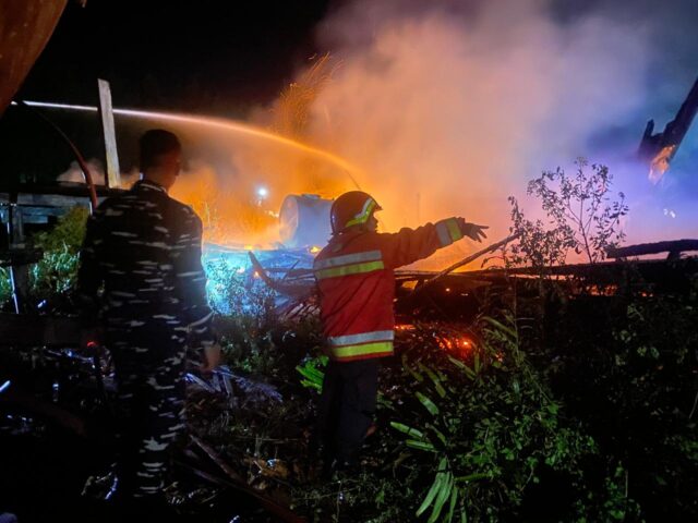 Kapal Nelayan Terbakar di Lampulo Banda Aceh