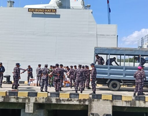 KRI Bung Hatta-320 Bawa Bantuan TNI AL untuk warga terdampak Gempa di NTT