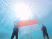 TNI AL Kibarkan Bendera Merah Putih di Bawah Laut