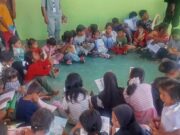 Tak Hanya Kebutuhan Dasar, Trauma Healing dan Perpustakaan Dihadirkan bagi Pengungsi Anak-Anak Gempa NTT