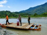 8 bulan pascabanjir, Rakit penyeberangan mulai uji coba di Desa Sikundo Aceh Barat