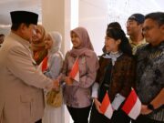 Indonesian Student in India Moved to Shake Hands with Prabowo, Appreciates Support for Education