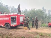 Ditengah Kepungan Asap, Personel Lanud Smh Padamkan Api di Talang Jambe Palembang