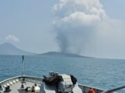 TNI AL Siagakan KRI dan Perseonel Pantau Aktivitas Gunung Anak Krakatau di Selat Sunda