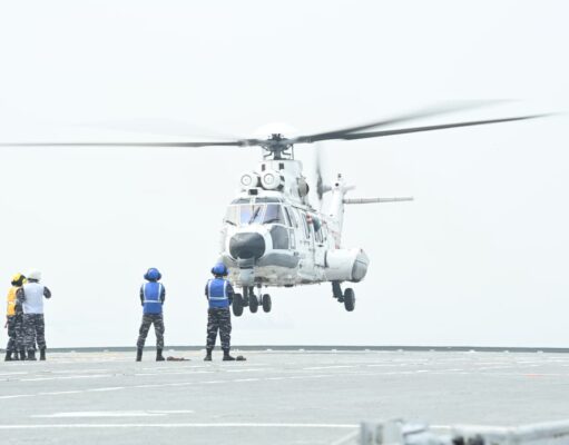 Helly TNI AD dan AU latihan take off landing di Kapal Induk TNI AL